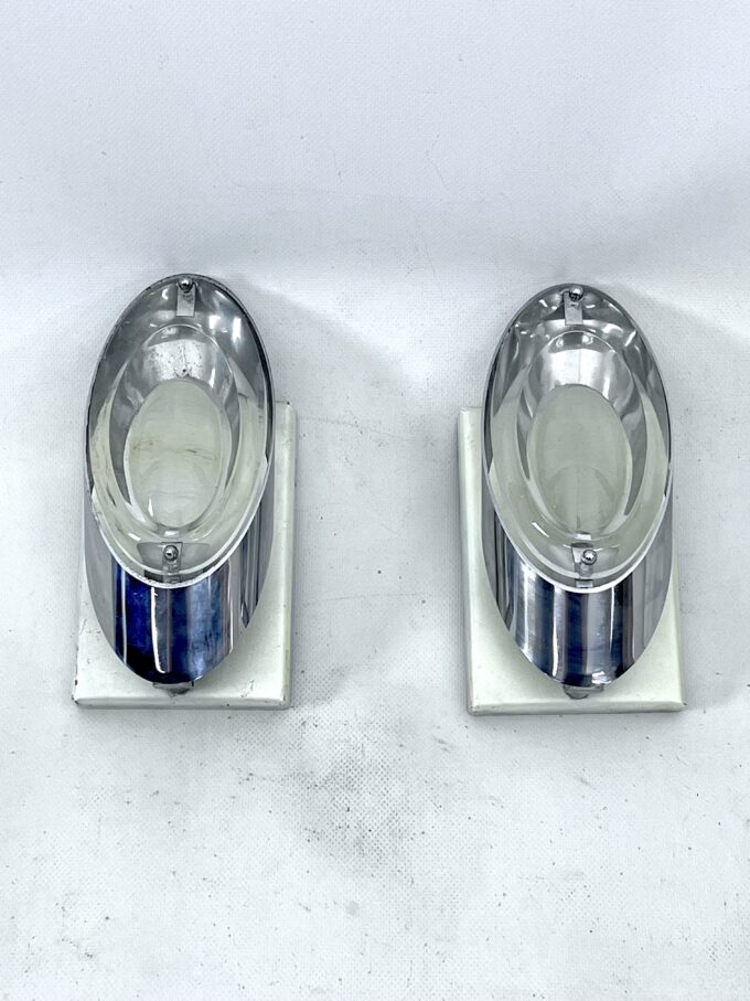 Oscar Torlasco, postmodern pair of Italian sconces in chrome and glass. 1970s