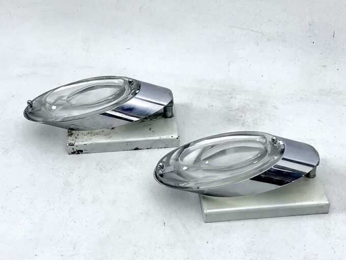 Oscar Torlasco, postmodern pair of Italian sconces in chrome and glass. 1970s