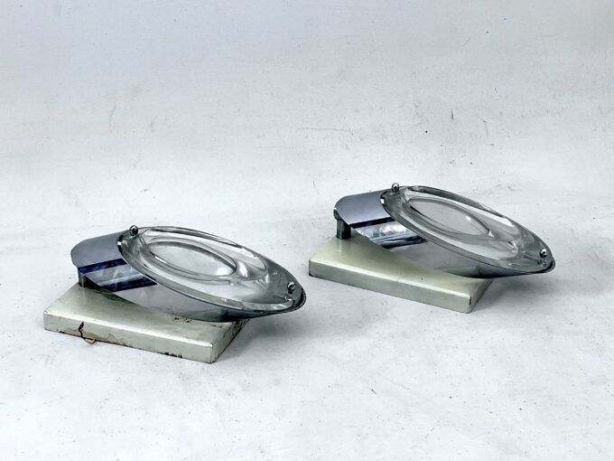 Oscar Torlasco, postmodern pair of Italian sconces in chrome and glass. 1970s