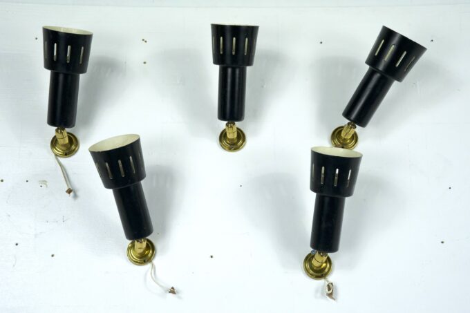 Set of five Stilnovo manner spotlights in brass and lacquered metal. Italy 1960s