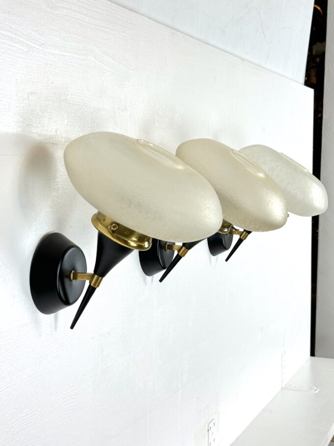 Italian Mid-Century Set of three Stilnovo sconces in brass and etched glass