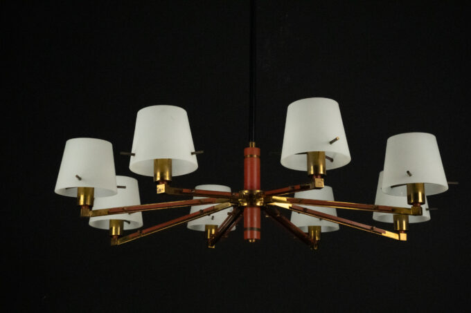 Mid-Century 8 arms Stilnovo chandelier in opaline, brass and red lacquer. Italy 1950s