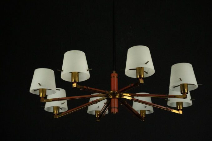 Mid-Century 8 arms Stilnovo chandelier in opaline, brass and red lacquer. Italy 1950s