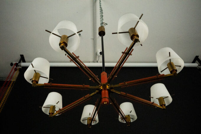 Mid-Century 8 arms Stilnovo chandelier in opaline, brass and red lacquer. Italy 1950s